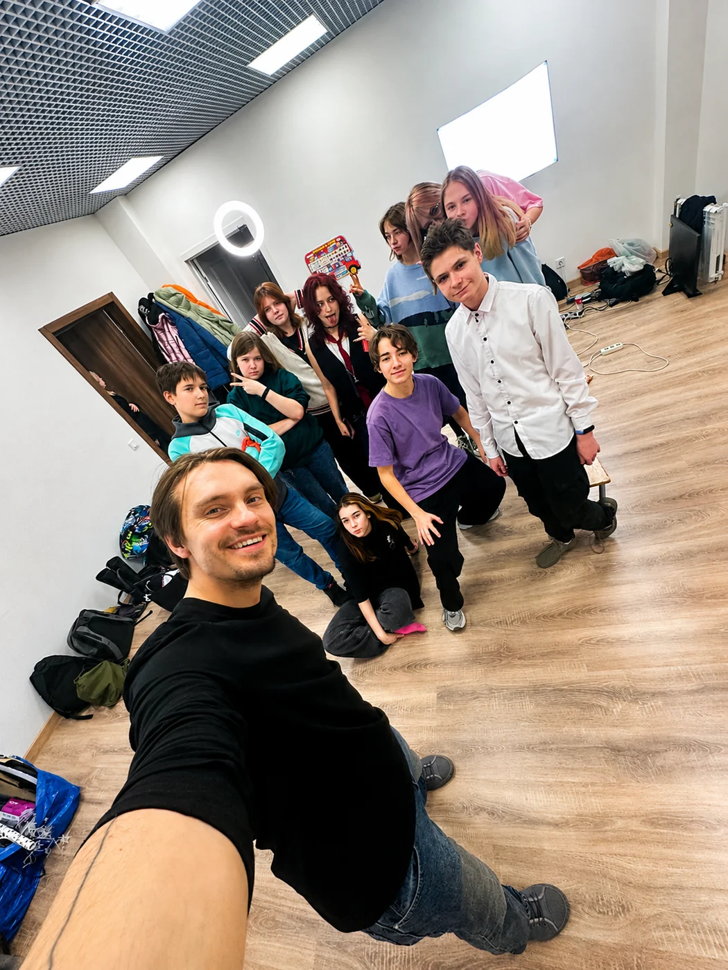 Совместная фотография группы в студии