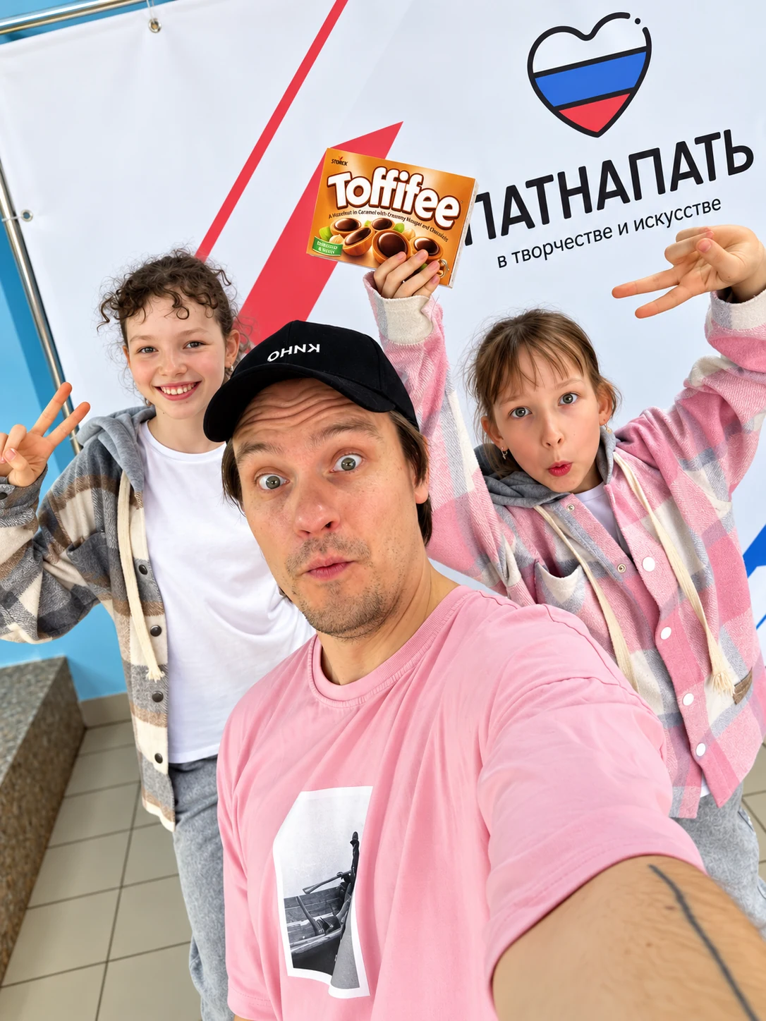 Ученицы YouSchool и педагог на творческом фестивале